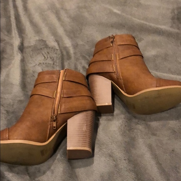 Wild Diva Brown booties size 6.5 too cute! - Picture 2 of 6